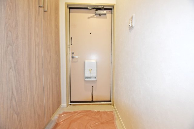 サンハイツ武庫之荘1号棟の玄関|上部まで収納があるシューズBOX付き。 毎日使う玄関回りも常に片付いた状態を維持できそうです。