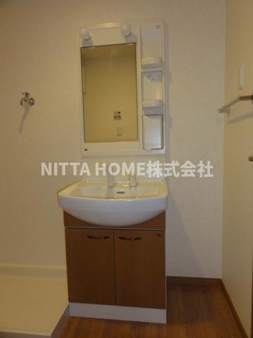 豊岡市日高町岩中のアパートの洗面所|シャワー付き洗面台で身支度はバッチリ◎