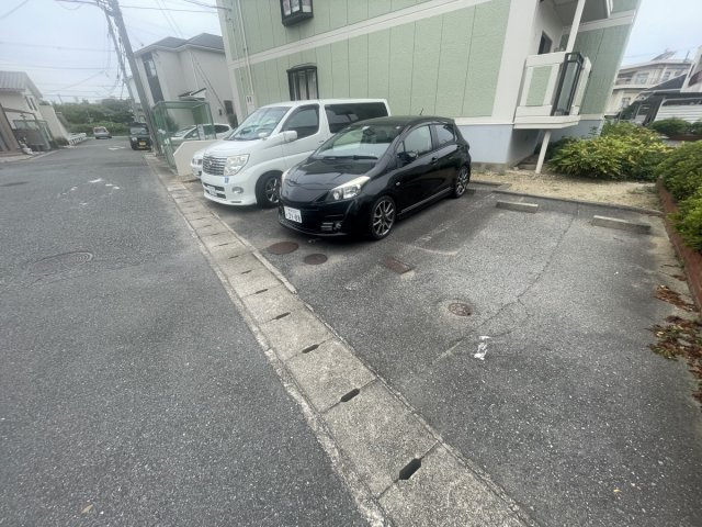 リバーグリーン藤村の駐車場