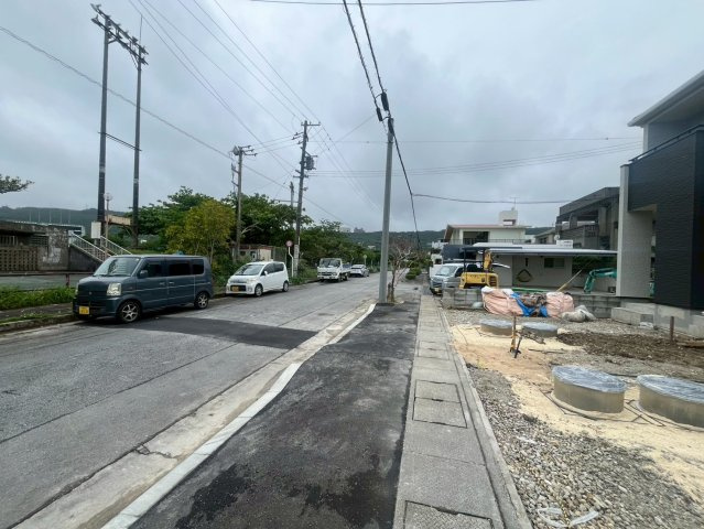 南城市佐敷新開1番　C号棟の前面道路含む現地写真