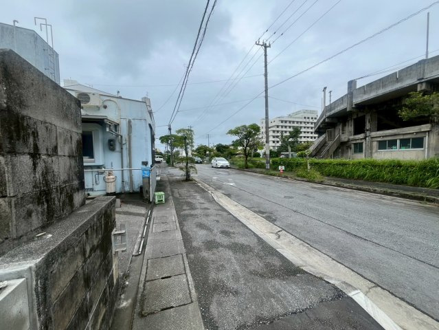 南城市佐敷新開1番　C号棟の前面道路含む現地写真