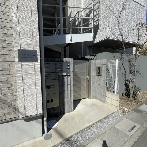 メルディア上小町のエントランス