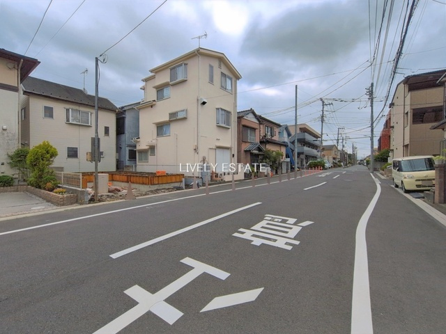 草加市新善町 新築分譲住宅 の前面道路含む現地写真