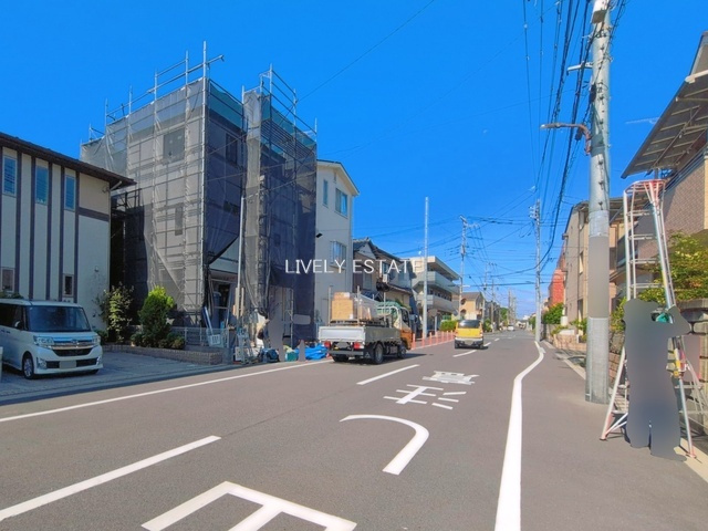 草加市新善町 新築分譲住宅 の前面道路含む現地写真
