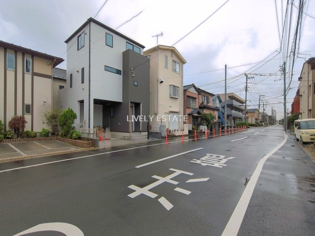 草加市新善町 新築分譲住宅 の前面道路含む現地写真