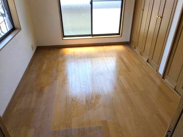 房王寺町1丁目の洋室|バルコニーに面し、採光に恵まれた明るい6帖洋室　クローゼット付き