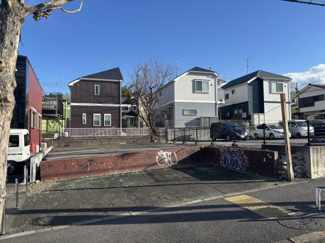 石川町　売地の外観|現地の様子です。
国道１６号・２０号へのアクセス良好。多摩大橋の利便性にて立川・昭島方面にも出やすい立地です。周辺には公園や緑地が多く、落ち着いた住環境です。物件内及び南東側隣地と高低差あり。