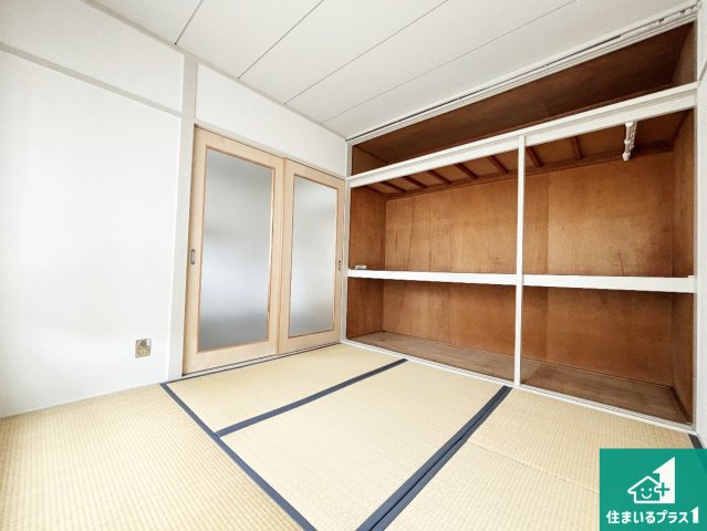 高倉台7-1団地　32号棟の和室|一室あると便利な和室は客間としてだけでなく、小さなお子様のプレイルームや食後のくつろぎスペースとしてもご利用いただけます。収納もついていますので大活躍間違いなし！