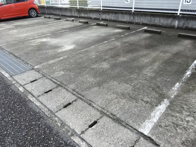 シャトラン高月の駐車場