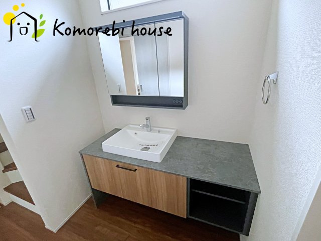白岡市彦兵衛　新築一戸建て　リーブルガーデン　01の独立洗面台|独立洗面台、小物を置くことができて便利です