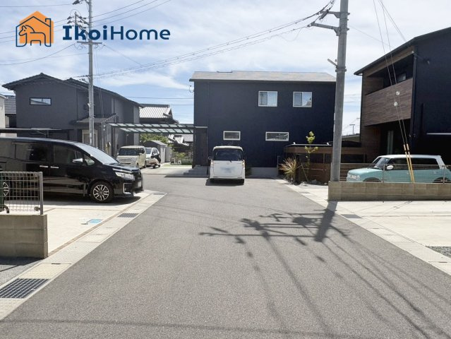 明石市大久保町松蔭　中古戸建の前面道路含む現地写真|●年中無休：当日予約可●前面道路南東側幅員約6ｍで広々しております！