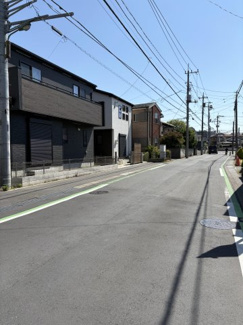 【前面道路含む現地写真】 | 朝霞市膝折町3丁目 | 南側は約8.1mの開放的な公道に面しており 、陽当たりが良く車の出し入れもスムーズです 。西側約4mの私道にも接する角地のため 、開放感があり、すっきりとした綺麗な街並みも魅力です 。
