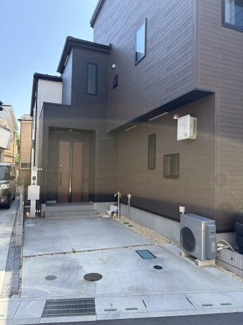 【駐車場】 | 朝霞市膝折町3丁目 | 玄関前にスムーズに駐車できるコンクリート敷きのカースペースを完備。西側私道に面しており、落ち着いて駐車できます 。便利な外水栓も近くにあるため、愛車の洗車や掃除にも大活躍します。