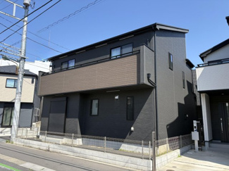 【外観】 | 朝霞市膝折町3丁目 | シックな黒を基調とした、モダンで洗練された外観デザイン 。築2年の築浅戸建で 、南約8.1m公道と西約4m私道に面した陽当たり・開放感抜群の角地住戸です 。太陽光パネルも設置されています 。
