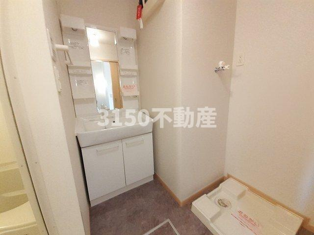 フローラ北館Ｂの洗面所|ゆったりとスペースのある洗面所