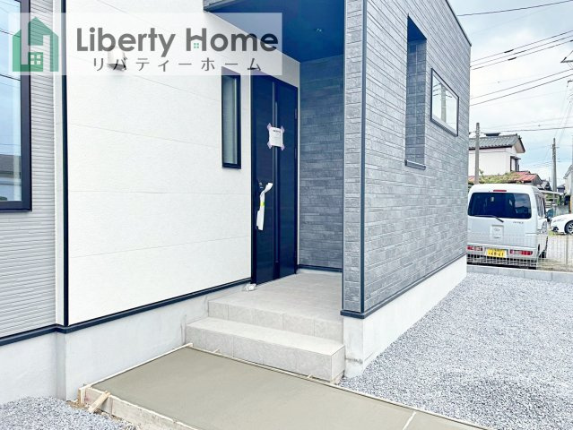土浦市烏山7期　新築戸建のエントランス