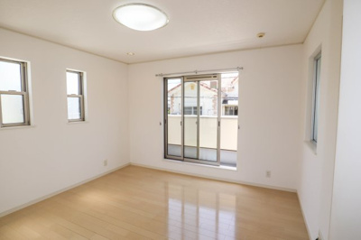 【寝室】 | 東大阪市新庄1丁目一戸建 | 洋室　約８．０帖！2面にバルコニーが有ります♪