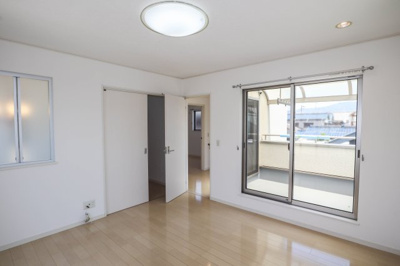 【居間・リビング】 | 東大阪市新庄1丁目一戸建 | 洋室　約８．０帖にはウォークインクローゼットが有ります♪