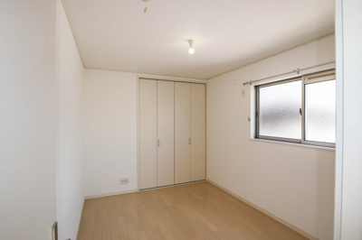 【子供部屋】 | 東大阪市新庄1丁目一戸建 | 洋室　約６．０帖には大きめのクローゼットが有ります♪