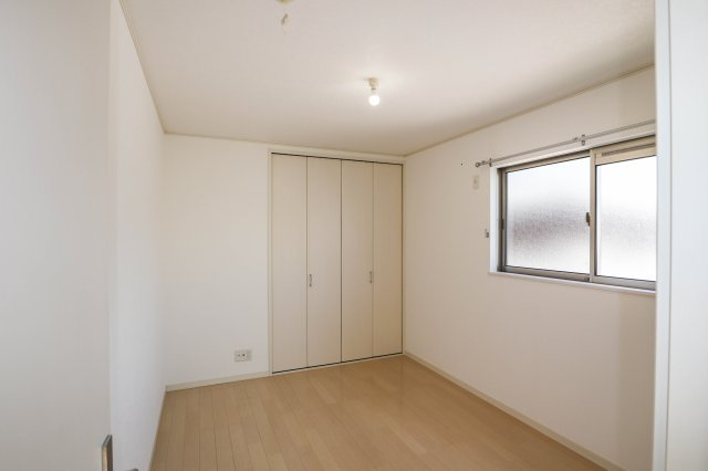 【子供部屋】 | 東大阪市新庄1丁目一戸建 | 洋室　約６．０帖には大きめのクローゼットが有ります♪