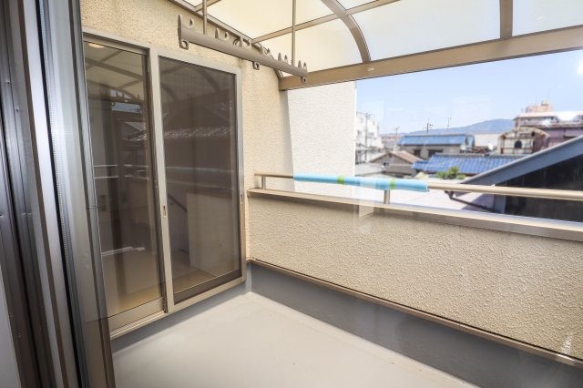 【バルコニー】 | 東大阪市新庄1丁目一戸建 | 屋根の有るバルコニーは出幅が有ります♪
雨の日でもお洗濯物を干すことが出来ます