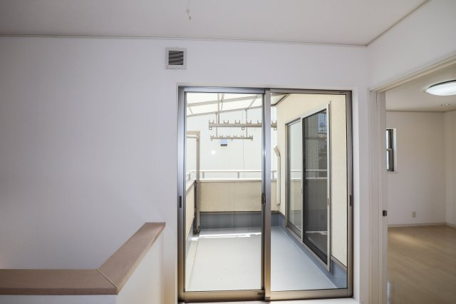 【バルコニー】 | 東大阪市新庄1丁目一戸建 | ２階のホールからも出入りができます♪