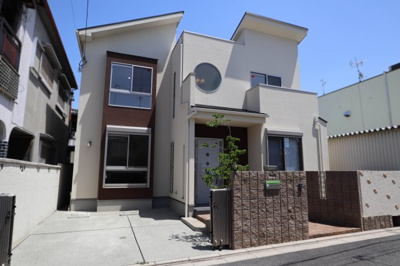 【外観】 | 東大阪市新庄1丁目一戸建 | カースペースの有る一戸建♪
徒歩10分圏内に小学校・中学校・公園等あります♪