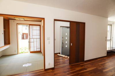 【居間・リビング】 | 東大阪市新庄1丁目一戸建 | LDに面した和室が有ります♪