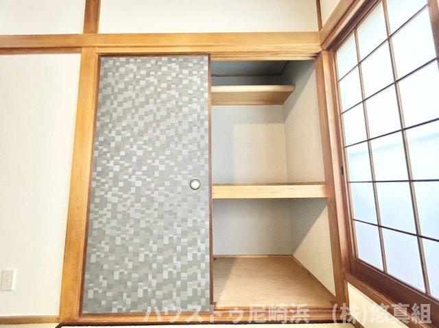 中古テラスハウス　西宮市樋ノ口町２丁目の収納|2階和室には押入収納もございます。布団一式ラクラク収納可能！畳表・襖・障子も貼替済みで快適♪