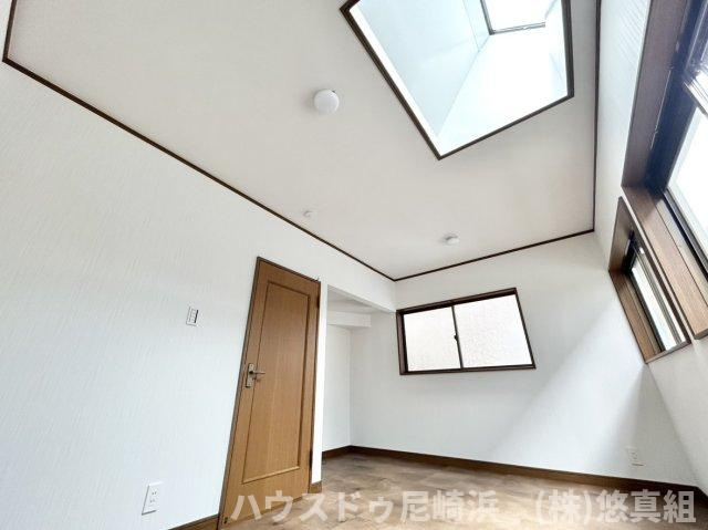 中古テラスハウス　西宮市樋ノ口町２丁目の寝室|2階寝室　7.4帖　南向き＆三面採光♪天窓があり曇りの日でも寝室が暗くならず、読書や着替えも快適！