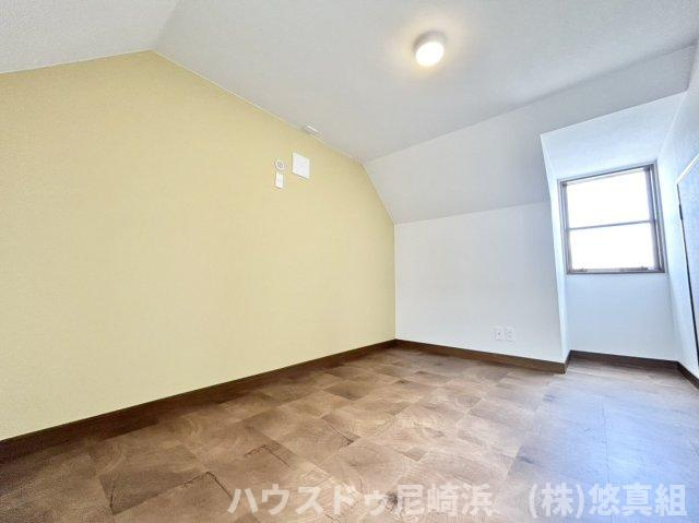 中古テラスハウス　西宮市樋ノ口町２丁目の洋室|3階洋室　5.7帖　勾配天井で開放的！収納部屋として使うのが勿体ないぐらい広さ・明るさもございます♪