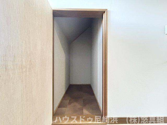中古テラスハウス　西宮市樋ノ口町２丁目の収納|3階洋室には収納スペースが端と端に2箇所ございます。ワゴン収納など収納のアイデア次第で快適に！