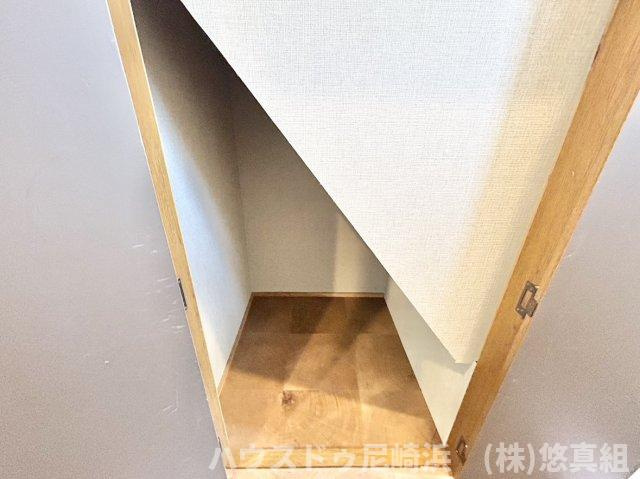 中古テラスハウス　西宮市樋ノ口町２丁目の収納|1階（階段横）階段下収納　デッドスペースを利用して、掃除機など取り出しやすい玄関近くに収納できます。