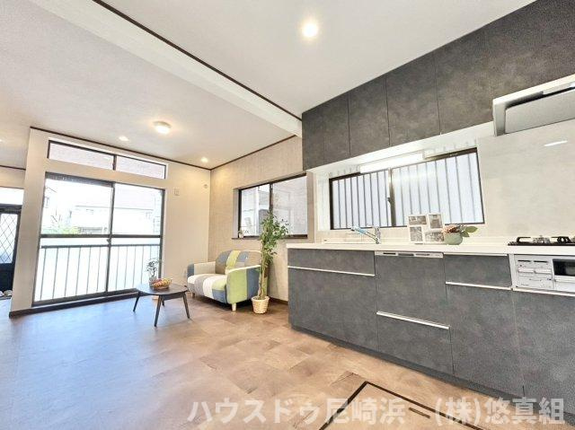 中古テラスハウス　西宮市樋ノ口町２丁目の居間・リビング|キッチンからリビングの距離が近く、配膳もスムーズ！家族との会話を楽しみながらお料理ができます。