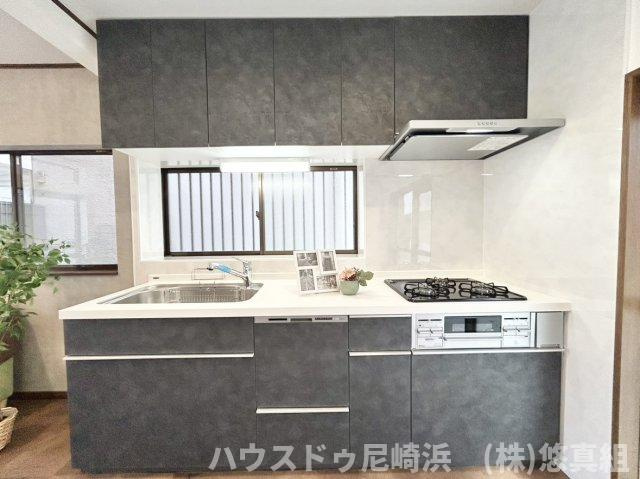 中古テラスハウス　西宮市樋ノ口町２丁目のキッチン|■使い勝手の良いシステムキッチンには家事ラクを叶える食洗機付き♪収納も兼ね備えています。新調済です♪