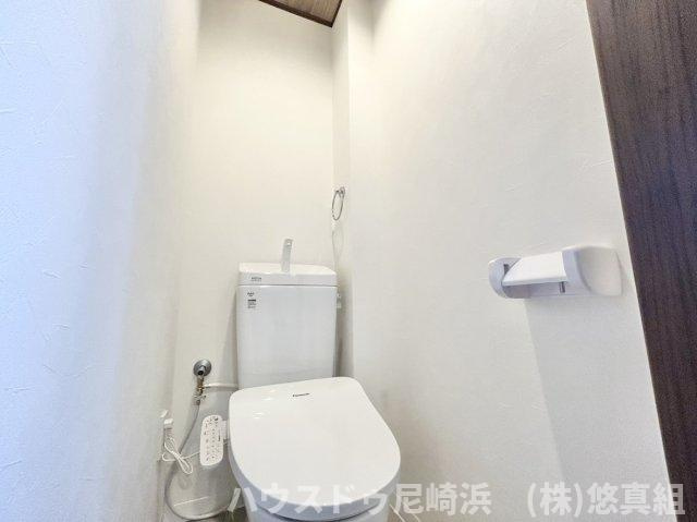 中古テラスハウス　西宮市樋ノ口町２丁目のトイレ|1階トイレ　温水洗浄便座で冬でも暖かい便座で冷え知らず！新調済みで綺麗です♪（1・2階の2箇所あり）