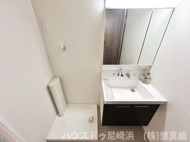 中古テラスハウス　西宮市樋ノ口町２丁目の独立洗面台|毎日の身支度を落ち着いて行え、収納も兼ね備えた独立洗面台♪新調済みでピカピカです♪