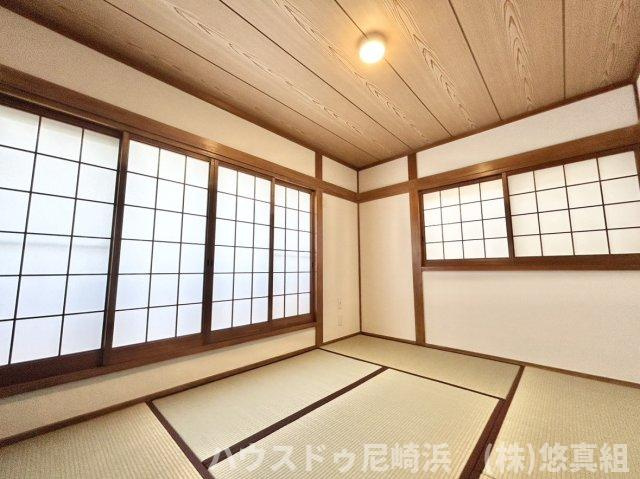 中古テラスハウス　西宮市樋ノ口町２丁目の和室|2階和室　5.1帖　ベランダに面し、二面採光で明るく開放的！生活音が届きにくく寝室としてもおすすめ♪