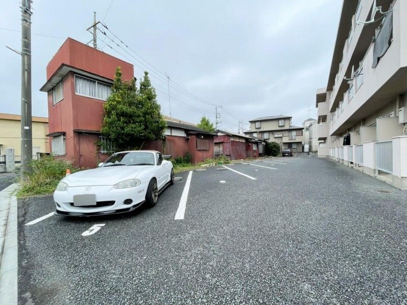 稲城市東長沼の賃貸マンションの駐車場