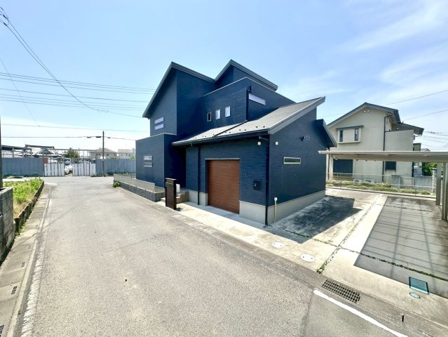 【中古戸建】行田市大字前谷の前面道路含む現地写真|■外観｜三方角地に位置しているため開放感があり、日当たりや風通しも良好で、快適な生活環境が整っています♪