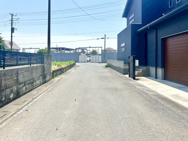 【中古戸建】行田市大字前谷の前面道路含む現地写真|■外観｜周囲の見渡しが良く、車の出入りの際も安全確認がしやすいため、小さなお子様がいるご家庭でも安心です。
