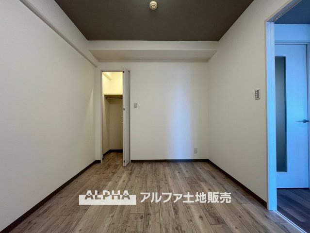 エストヴォーレ上北台の洋室|【bright room】
◆明るさを感じる洋室◆やわらかな光が室内に広がり、日中も快適に過ごせる一室。プライベート空間として落ち着いた時間を過ごせます。