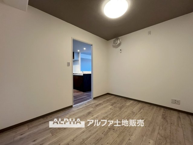 エストヴォーレ上北台の洋室|【comfort room】
◆落ち着きのある室内◆寝室としても子ども部屋としても使いやすく、暮らしの変化にも対応できる空間。日々の時間を穏やかに過ごせます。