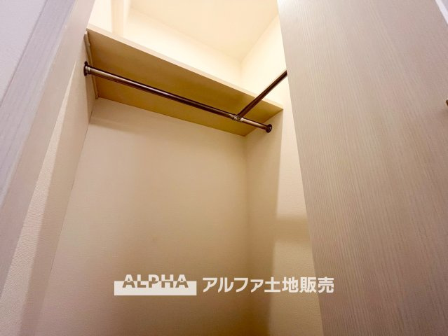 エストヴォーレ上北台の収納|【walk in closet】
◆ウォークイン・クローゼット◆大好きな服、大事なバッグやアクセサリー、そして大切な思い出の品々。そんなものを傍らにそっと置いておきたい。そんな時に重宝しますね