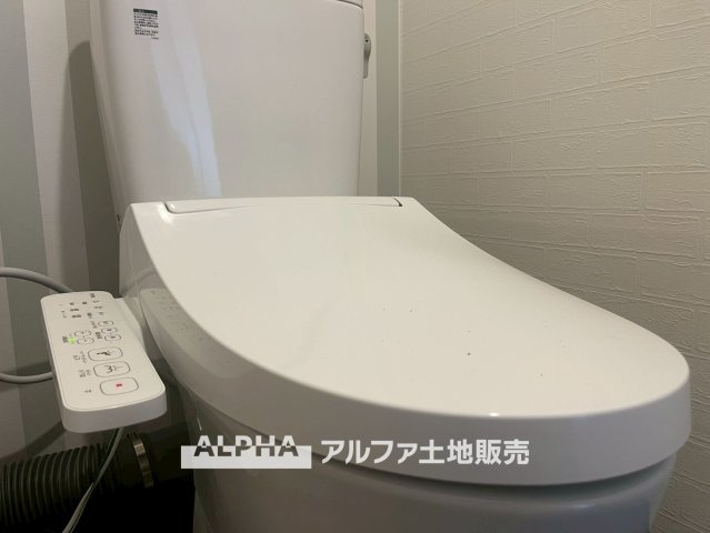 エストヴォーレ上北台のトイレ|【Warm water flush toilet】
◆温水洗浄便座付きトイレ◆お掃除も楽々。快適に過ごすためには今や欠かせない設備の一つです。壁掛けリモコンで使いやすくいつでも清潔に保てます。