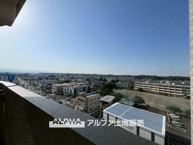 エストヴォーレ上北台のバルコニー|【Balcony】◆バルコニー◆日当たりの良いバルコニーは、洗濯物がよく乾くだけでなく、外の空気を感じながらひと息つける場所。暮らしに心地よい余白をもたらします。