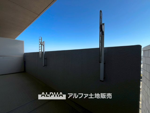 エストヴォーレ上北台のバルコニー|【outward appearance】
◆バルコニー◆家から望む空はブルースカイ。隔てるものは何もなく、そこにあるのは青い空と白い雲の景色がこの街の彩りを演出している。