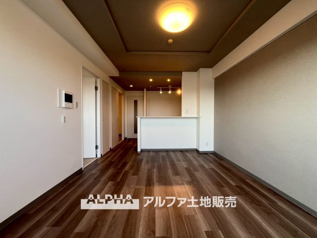 エストヴォーレ上北台の居間・リビング|【Cherish the time】
◆君との時間は◆リビングで、食卓で、寝室で、どこにいても楽しめる。居心地の良い空間の中で質のいい安らぎを求めたい。