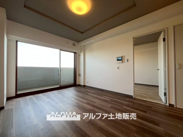 エストヴォーレ上北台の居間・リビング|【restful 】
◆日々の暮らしの中で◆少し照明を意識すると住空間がよくなり安らげる住まいへと変わって行く。ダウンライトの明かりと、広い空間で家族の暮らしが向上する。