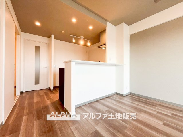 エストヴォーレ上北台の居間・リビング|【full space】
◆気軽に人を招ける◆ゆったりとした住空間に手のぬくもりを感じれるような温かい住まい。そんな環境で暮らしていくうちに僕たちも変わって行く。